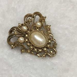 VINTAGE COSTUME GOLD COLORED BROOCHE